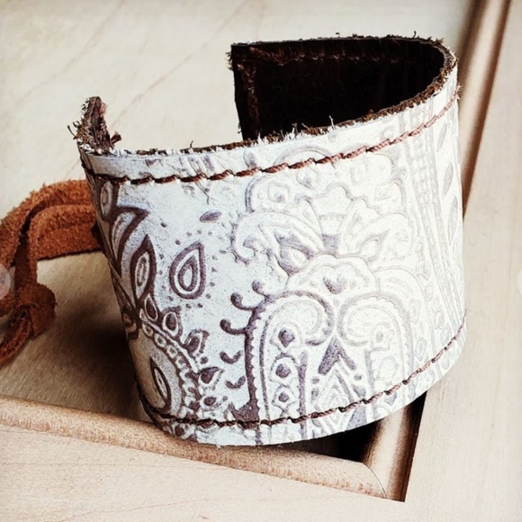 Jewelry - Leather Cuff w/ Adjustable Tie Oyster Paisley